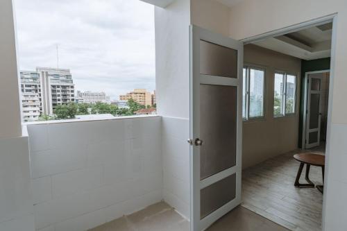 Cette chambre dispose d'un balcon offrant une vue sur la ville. dans l'établissement Diane Residences, à Mabolo