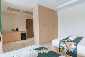 une chambre d'hôtel avec deux lits et une cuisine dans l'établissement Diane Residences, à Mabolo