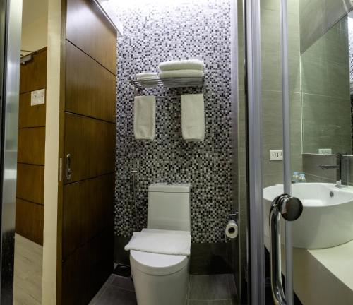 Salle de bains dans l'établissement One Central Hotel & Suites