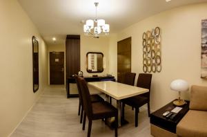 Coin salon dans l'établissement One Central Hotel & Suites